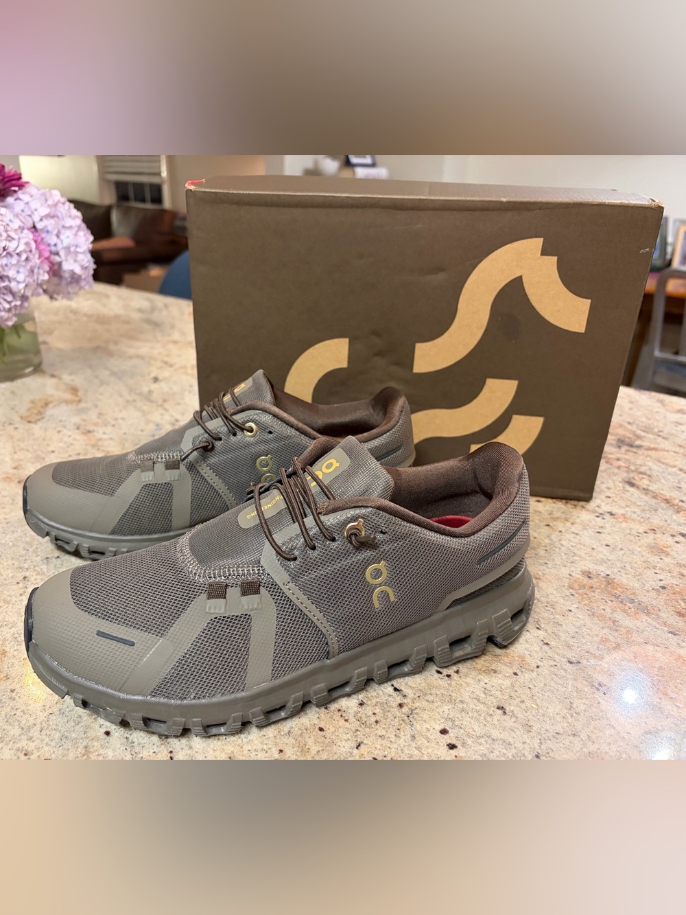 On Running YEAR OF THE HORSE Cloud 6 - wmns 8.5 NIB